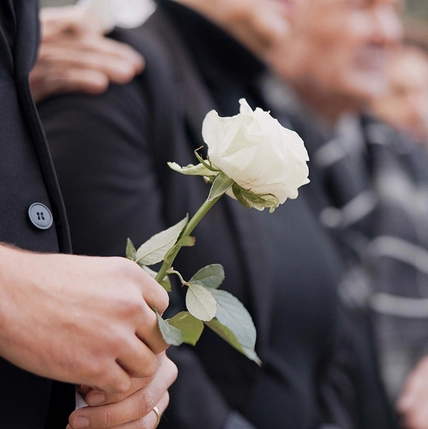 Bestatter Meiningen - weiße Rose in der Hand